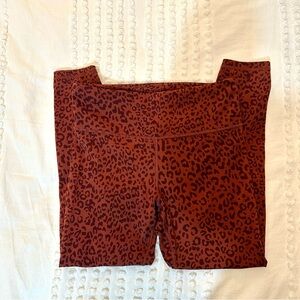 GAP Fit Women’s Black & Orange Brown Animal Cheetah Print Blackout 3/4 Leggings